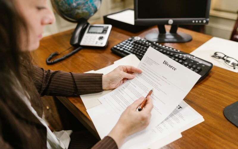 5 Key Factors to Consider When Choosing a Divorce Lawyer